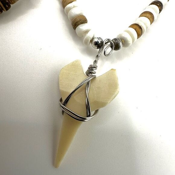 Shark tooth wood and shell beaded necklace - Picture 5 of 8